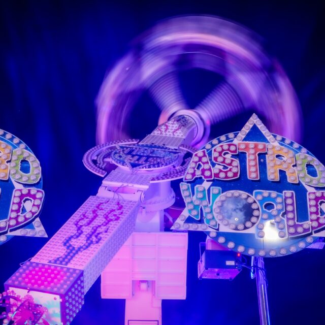 🎢✨ Hier soir, direction Magic World ! 🌙
Quand la nuit tombe, le parc s'illumine et l'ambiance devient tout simplement magique. Entre les attractions à sensations, les manèges familiaux et les éclats de rire, difficile de ne pas se laisser emporter !
📸 On vous partage quelques clichés de cette balade nocturne, où tout bouge, tout brille… et où chacun retrouve un peu son âme d'enfant.
🙏 Merci à Christian pour son accueil si chaleureux, ainsi qu'à toutes les équipes qui font vivre ce parc chaque soir avec passion.
🎡 Si vous êtes en vacances sur la presqu'île de Giens ou dans les environs, ajoutez Magic World à votre programme. Sensations, bonne humeur et souvenirs garantis !
📷 Faites défiler les photos et dites-nous quelle attraction vous tenterait le plus ! 👇
#MagicWorld #Giens #PresquileDeGiens #Hyeres #Var #CoteDAzur #SortieEnFamille #ParcAttractions #Sensations #Vacances #Ete2026 #Loisirs #Fun #FeteForaine #Soiree #VisitVar #VisitHyeres #giensfr
