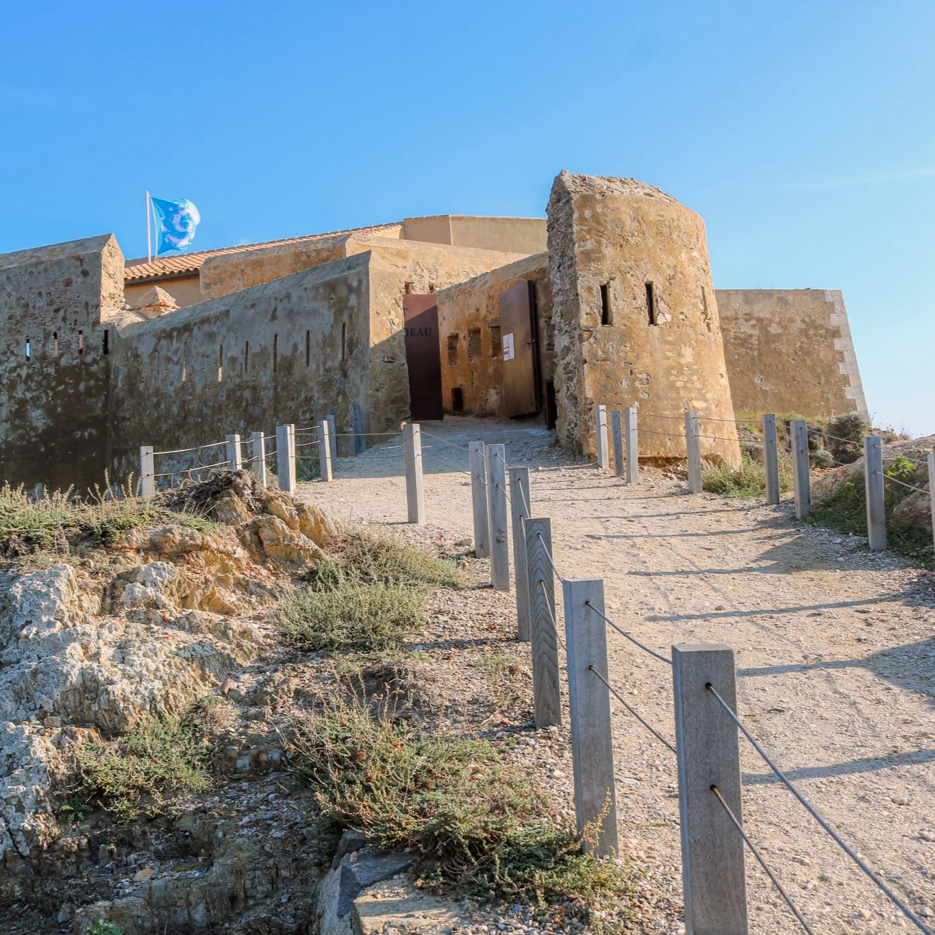 🏰 Le Fort du Pradeau se visite aussi avec un guide !
📅 Du 1er septembre au 30 novembre 2026
➡️ Mercredis & dimanches
🕞 15h30
📍 La Tour Fondue – Presqu’île de Giens
🎟️ 12 € plein tarif
🎟️ 6 € tarif réduit / 6-18 ans / étudiants
👶 Gratuit -6 ans
⚠️ Réservation conseillée
L’occasion de découvrir le fort et l’exposition « Rendre visible l’invisible ».
📖 Envie d’en savoir plus sur ce lieu emblématique ?
Retrouvez également sur giens.fr notre article consacré à la Tour Fondue et au Fort du Pradeau.
🔗 Infos et article via les liens de notre profil.
#Giens #PresquileDeGiens #FortDuPradeau #TourFondue #Hyeres #PortCros #Patrimoine #Var #VisiteGuidee #Mediterranee