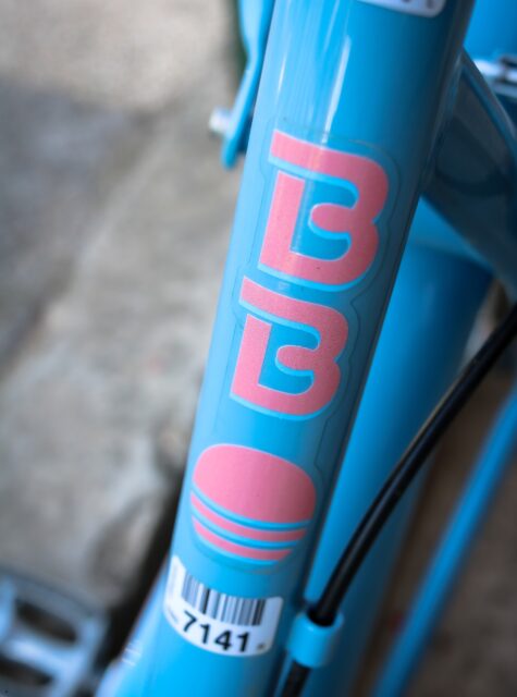 #TEASER 🔵 BB… Vous avez dit BB ?
Brigitte et une autre Madrague ? 😉
La Bicyclette bleue pour certains souvenirs de lecture ?
On se rapproche… 🚲
BB comme Beach Bikes, désormais installé au cœur du village de Giens !
Les petits vélos bleus commencent à faire partie du paysage et Beach Bikes rejoint l’aventure Giens.fr. Merci Nicolas pour votre confiance 🙏
📍 Déjà sur notre carte interactive
🚲 Déjà référencé dans nos Activités
🔜 Et très bientôt une page entièrement dédiée sur Giens.fr
On vous raconte tout dès que la dernière roue est en place…
D’ici là, ouvrez l’œil sur la presqu’île : vous allez certainement en croiser. 🔵🚲
#Giens #PresquileDeGiens #BeachBikes #LocationVeloGiens #Velo #VeloElectrique #Hyères #CotedAzur #GiensFr