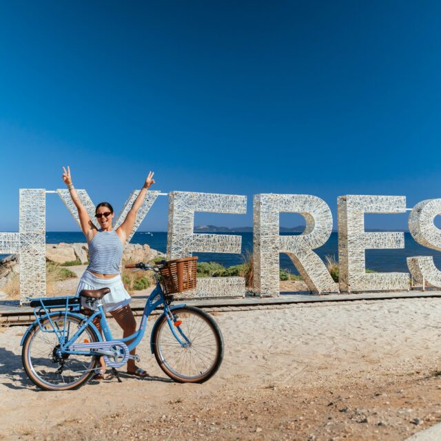 🚲💙 Vous les avez vus, les petits vélos bleus de la presqu’île ?
Dans le village, vers l’Almanarre ou en direction des plages… ils commencent à faire partie du paysage de Giens.
Alors forcément, il fallait qu’on vous en parle !
Bienvenue à Beach Bikes Giens sur Giens.fr ! 🙌
📍 Installé au cœur du village
🚲 Vélos classiques & électriques
⛰️ VTT & Beach Cruisers
👨‍👩‍👧‍👦 Vélos enfants, Longtails & cargos électriques
🔧 Assistance pendant votre balade
🏠 Livraison possible sur votre lieu de séjour selon conditions et disponibilités
De quoi laisser la voiture tranquille et partir découvrir la presqu’île autrement. ☀️🌊
📅 Beach Bikes Giens est ouvert jusqu’au 30 septembre, puis fera une petite pause avant de revenir pour les vacances de la Toussaint.
Vous venez à Giens pendant les prochaines vacances ?
👉 Notez l’adresse si vous avez envie d’une balade à vélo, seul, à deux ou en famille. 🚲
🔗 Toute la présentation est à retrouver sur Giens.fr – lien en bio.
💙 Bienvenue dans l’aventure Giens.fr !
#Giens #PresquileDeGiens #BeachBikes #VeloGiens #LocationVelo #Hyères #Almanarre #Toussaint #VacancesEnFamille #giensfr