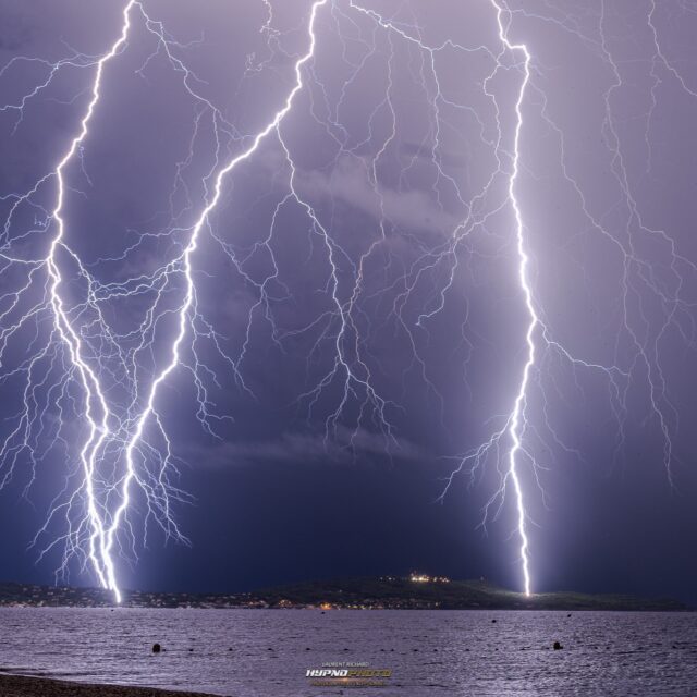 ⚡ COUP DE FOUDRE SUR GIENS ! 🌩️📸
Vous les avez vus ? Ces éclairs incroyables qui ont déchiré le ciel de notre belle presqu'île !
Pendant que certains dormaient tranquillement, Laurent RICHARD, photographe et chasseur d'orages, avait une tout autre idée en tête…
🎯 Direction Cannes initialement. Mais après une dernière analyse météo, changement de programme : cap sur la plage de l'Almanarre, à Hyères !
Et quel flair ! 👀
⛈️ Des kilomètres parcourus, des heures d'attente, puis quelques secondes de magie…
⚡ BOUM ! Un ciel zébré d'éclairs, des ramifications extraordinaires et cette photographie absolument saisissante !
❤️ Sur @giens.fr, on aime notre presqu'île, mais aussi celles et ceux qui savent la regarder autrement.
Aujourd'hui, notre coup de projecteur va donc à Laurent Richard – @hypnophoto06, qui a su être au bon endroit, au bon moment !
👏 Un grand bravo et merci à lui de nous autoriser à partager ce cliché exceptionnel !
📸 © Laurent Richard / HypnoPhoto
👉 Allez découvrir son univers sur @hypnophoto06, et n'hésitez pas à lui laisser un petit ❤️ !
#Giens #PresquileDeGiens #Almanarre #Hyeres #Orage #Foudre #ChasseurDOrages #Photographie #StormPhotography #HypnoPhoto #GiensFR #CotedAzur