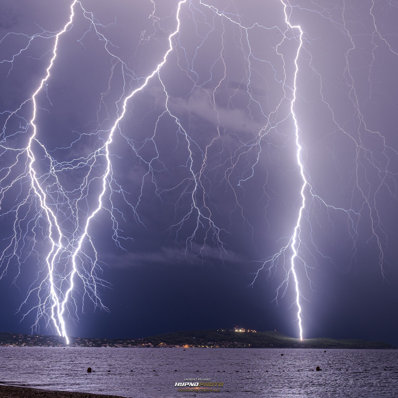 ⚡ COUP DE FOUDRE SUR GIENS ! 🌩️📸
Vous les avez vus ? Ces éclairs incroyables qui ont déchiré le ciel de notre belle presqu'île !
Pendant que certains dormaient tranquillement, Laurent RICHARD, photographe et chasseur d'orages, avait une tout autre idée en tête…
🎯 Direction Cannes initialement. Mais après une dernière analyse météo, changement de programme : cap sur la plage de l'Almanarre, à Hyères !
Et quel flair ! 👀
⛈️ Des kilomètres parcourus, des heures d'attente, puis quelques secondes de magie…
⚡ BOUM ! Un ciel zébré d'éclairs, des ramifications extraordinaires et cette photographie absolument saisissante !
❤️ Sur @giens.fr, on aime notre presqu'île, mais aussi celles et ceux qui savent la regarder autrement.
Aujourd'hui, notre coup de projecteur va donc à Laurent Richard – @hypnophoto06, qui a su être au bon endroit, au bon moment !
👏 Un grand bravo et merci à lui de nous autoriser à partager ce cliché exceptionnel !
📸 © Laurent Richard / HypnoPhoto
👉 Allez découvrir son univers sur @hypnophoto06, et n'hésitez pas à lui laisser un petit ❤️ !
#Giens #PresquileDeGiens #Almanarre #Hyeres #Orage #Foudre #ChasseurDOrages #Photographie #StormPhotography #HypnoPhoto #GiensFR #CotedAzur