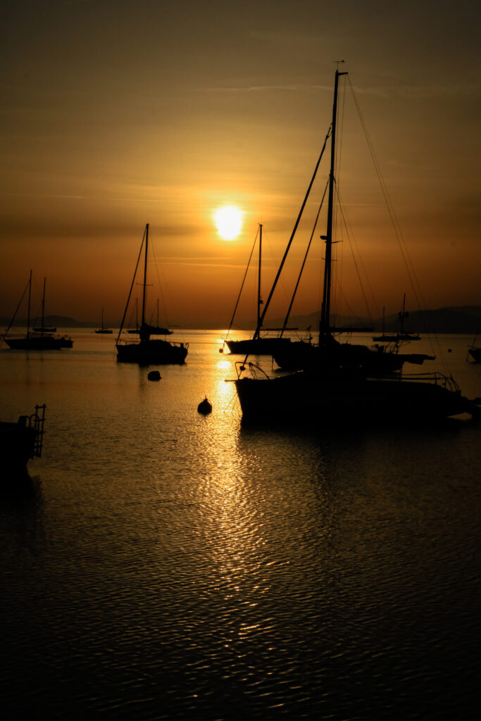 Quand le soleil se couche sur le Port des Barques