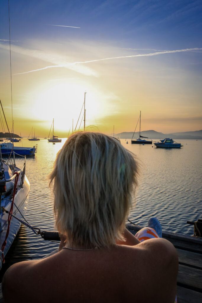 Quand le soleil se couche sur le Port des Barques