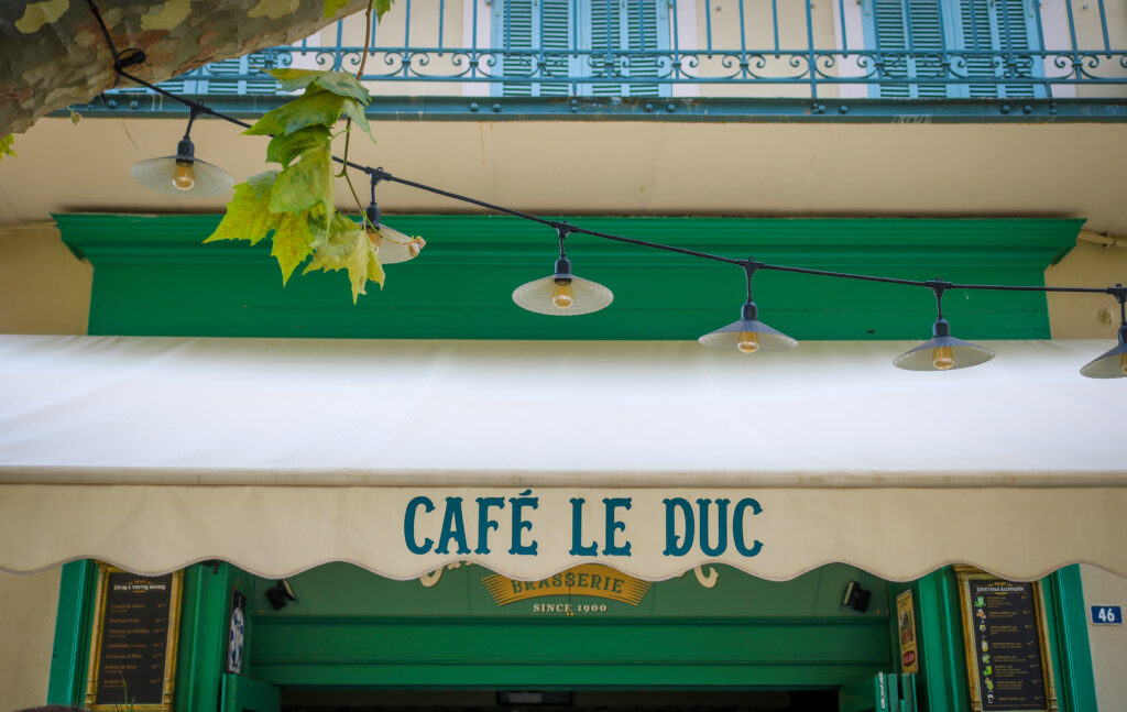 Café Le Duc : la brasserie incontournable. Une brasserie emblématique au cœur du village de Giens