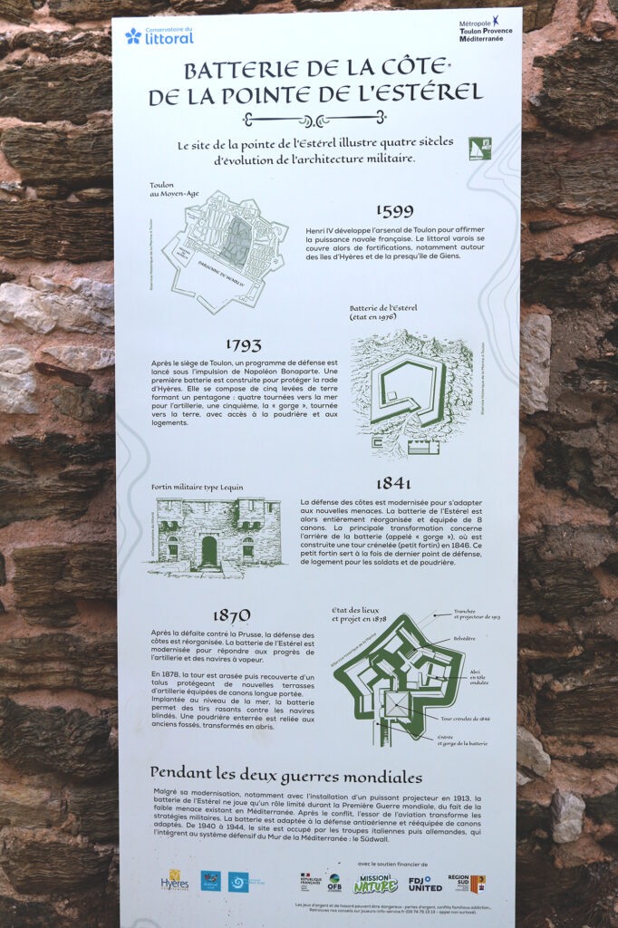 Panneau historique retraçant l’évolution de la batterie militaire de la Pointe de l’Estérel, sur la presqu’île de Giens à Hyères.