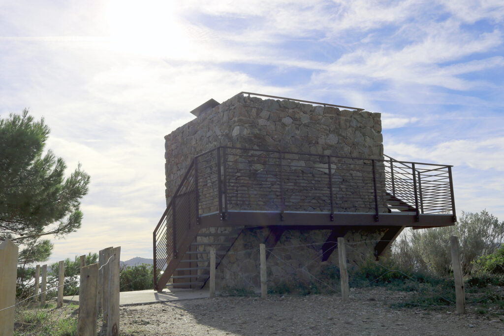 Ancien ouvrage militaire restauré et transformé en belvédère panoramique à la Pointe de l’Estérel, sur la presqu’île de Giens à Hyères.
