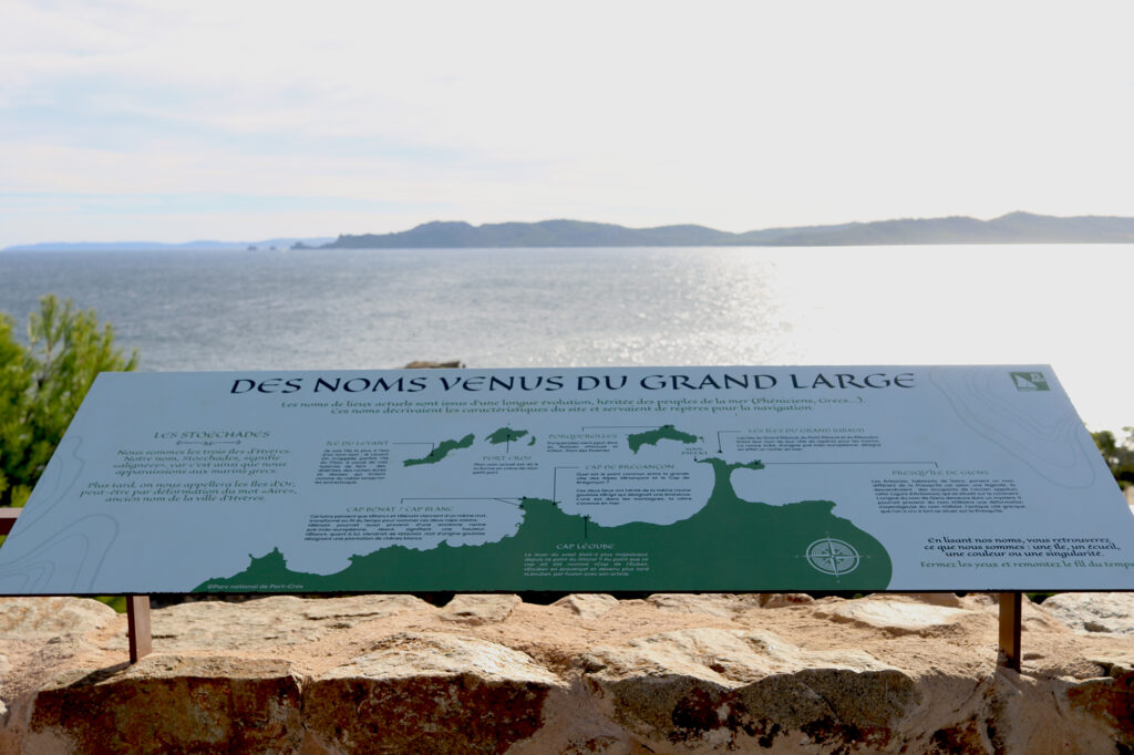 Vue panoramique sur la mer Méditerranée et les îles d’Hyères depuis le belvédère restauré de la Pointe de l’Estérel, sur la presqu’île de Giens.