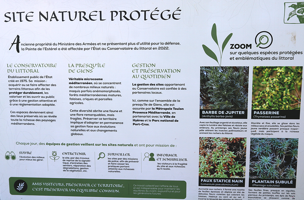 Panneau d’information sur la biodiversité et la protection du site naturel restauré de la Pointe de l’Estérel, sur la presqu’île de Giens à Hyères.