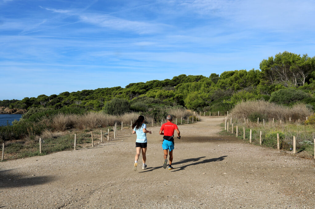 Sentier réaménagé au cœur de la végétation méditerranéenne de la Pointe de l’Estérel, sur la presqu’île de Giens à Hyères.