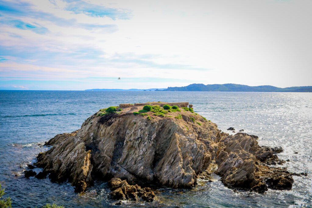 Vue panoramique de la Pointe de l'Estérel sur la presqu'île de Giens, avec ses vestiges militaires et les îles d'Hyères à l'horizon.