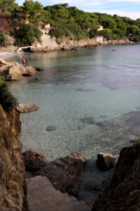 Petite crique aux eaux cristallines bordée de rochers sur le sentier du littoral de Giens, en direction de la Pointe de l’Estérel.