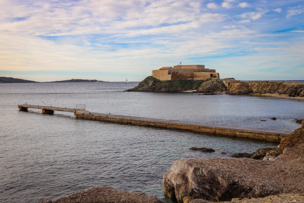 Départ du sentier du littoral depuis la Tour Fondue à Giens, avec vue sur le fort et la mer Méditerranée, en direction de la Pointe de l’Estérel.